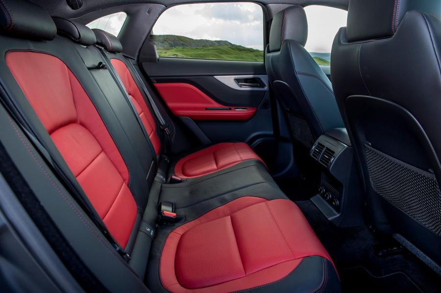 Интерьер Jaguar F-Pace S 30d AWD 2016 года  (UK) (фото 27 из 30)
